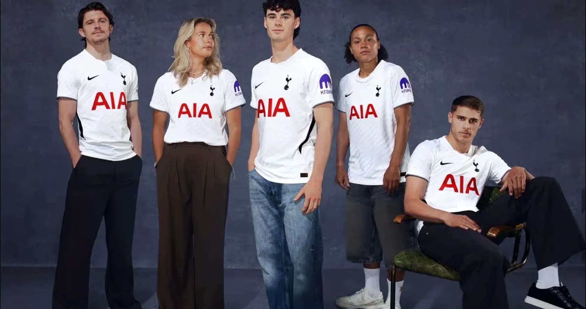 Cinco personas posando con camisetas de Tottenham Cinco personas posando con camisetas de Tottenham