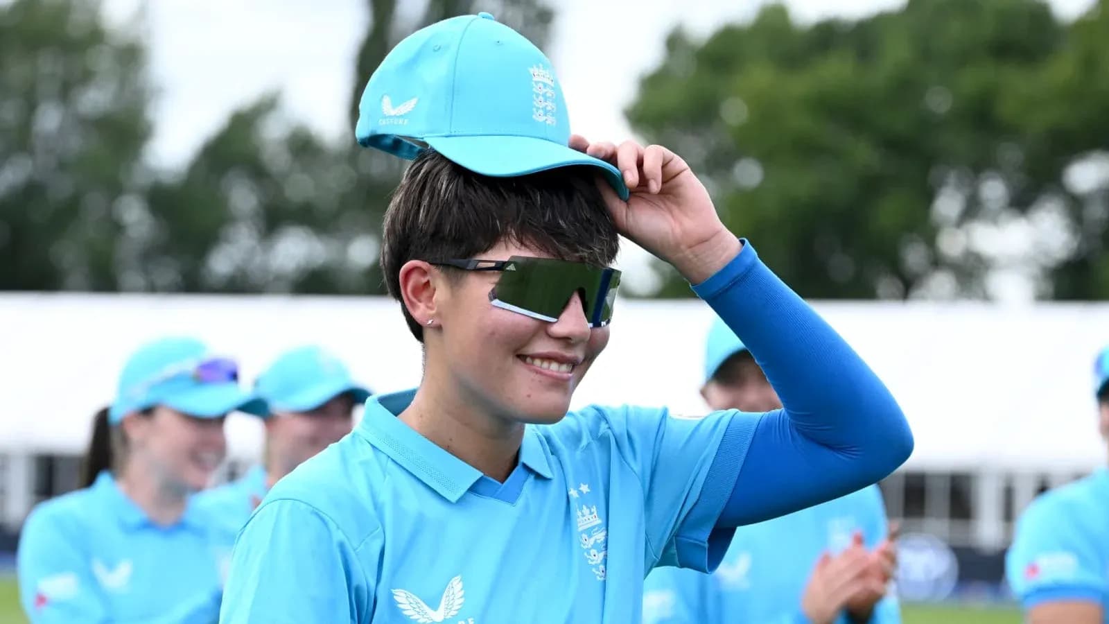 Jugadora de cricket con gorra en evento Jugadora de cricket con gorra en evento