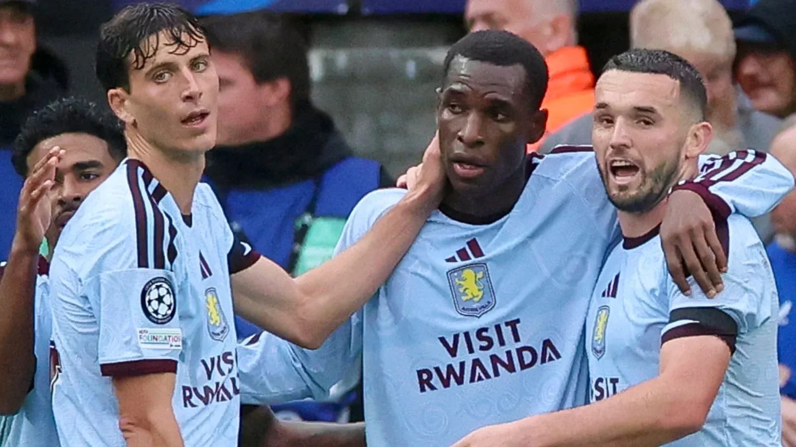 Jugadores de Aston Villa celebrando un gol juntos Jugadores de Aston Villa celebrando un gol juntos