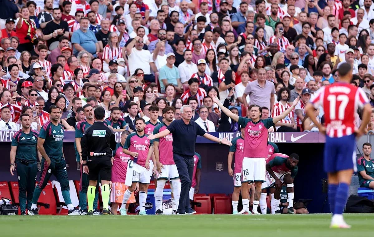 Entrenador gesticulando durante el partido con aficionados Entrenador gesticulando durante el partido con aficionados