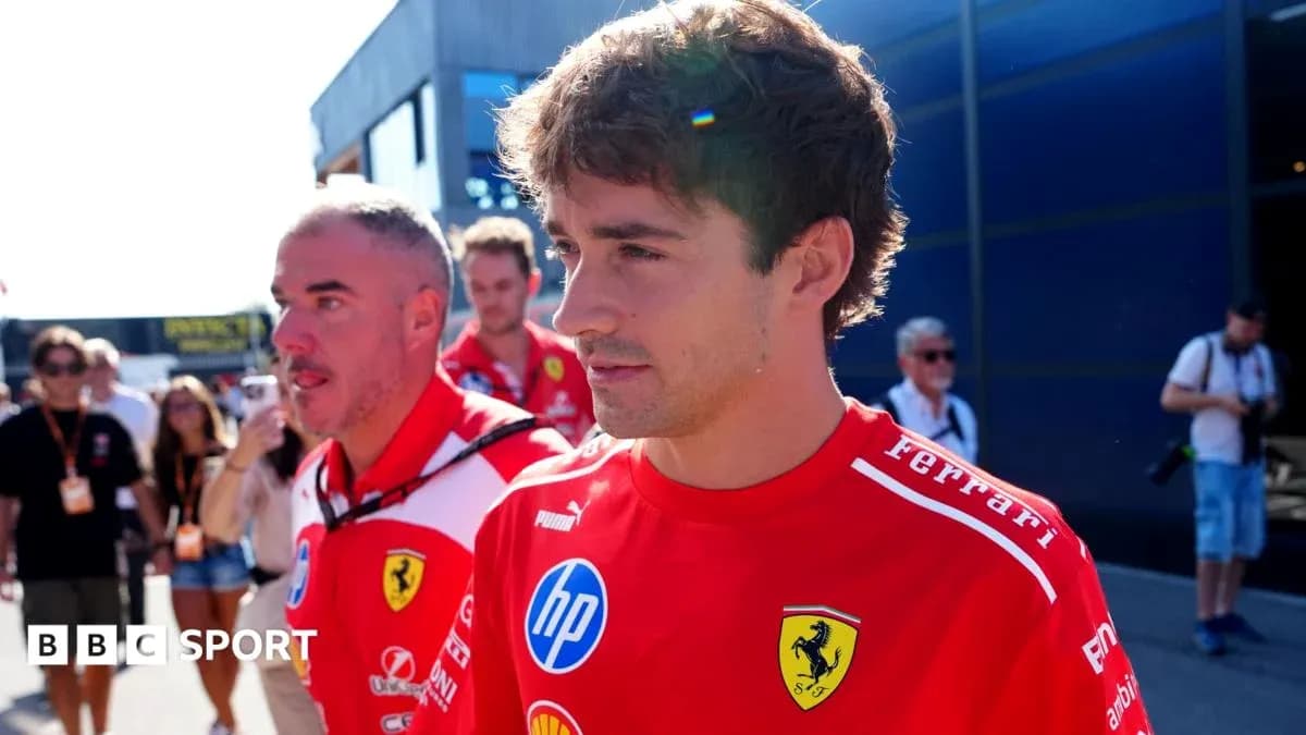 Piloto de Ferrari caminando por el paddock Piloto de Ferrari caminando por el paddock