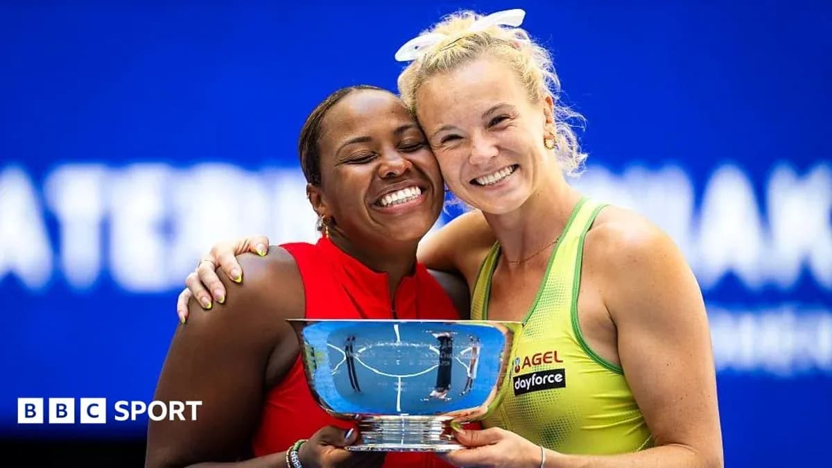 Jugadoras sonrientes sosteniendo trofeo tras partido Jugadoras sonrientes sosteniendo trofeo tras partido