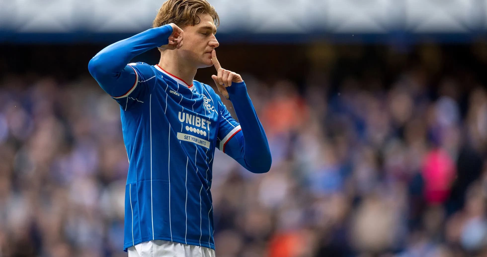 Jugador de Rangers haciendo gesto de silencio tras gol Jugador de Rangers haciendo gesto de silencio tras gol