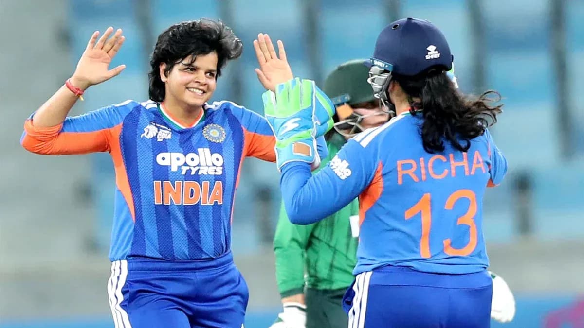 Jugadora india celebra con compañera tras un wicket Jugadora india celebra con compañera tras un wicket