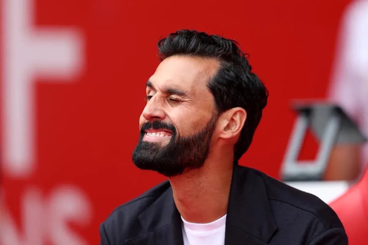 Hombre sonriendo en un fondo rojo Hombre sonriendo en un fondo rojo