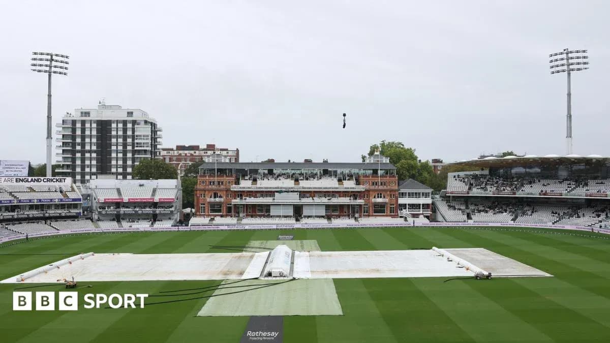 Campo de cricket de Lord's con lona en el centro Campo de cricket de Lord's con lona en el centro
