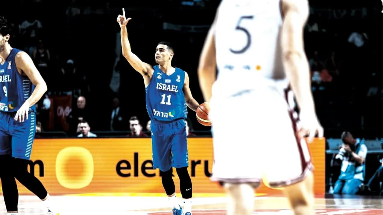 Jugador de baloncesto de Israel señalando durante el partido Jugador de baloncesto de Israel señalando durante el partido