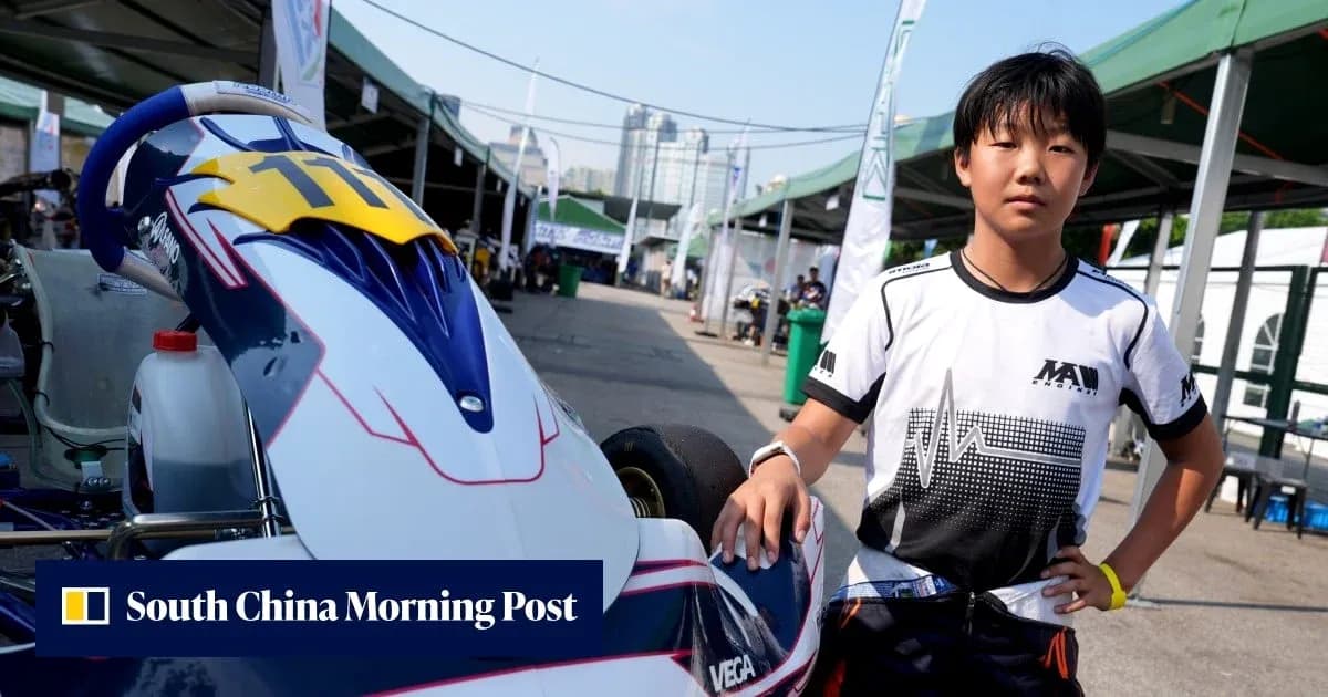 Joven piloto de karting junto a su kart Joven piloto de karting junto a su kart