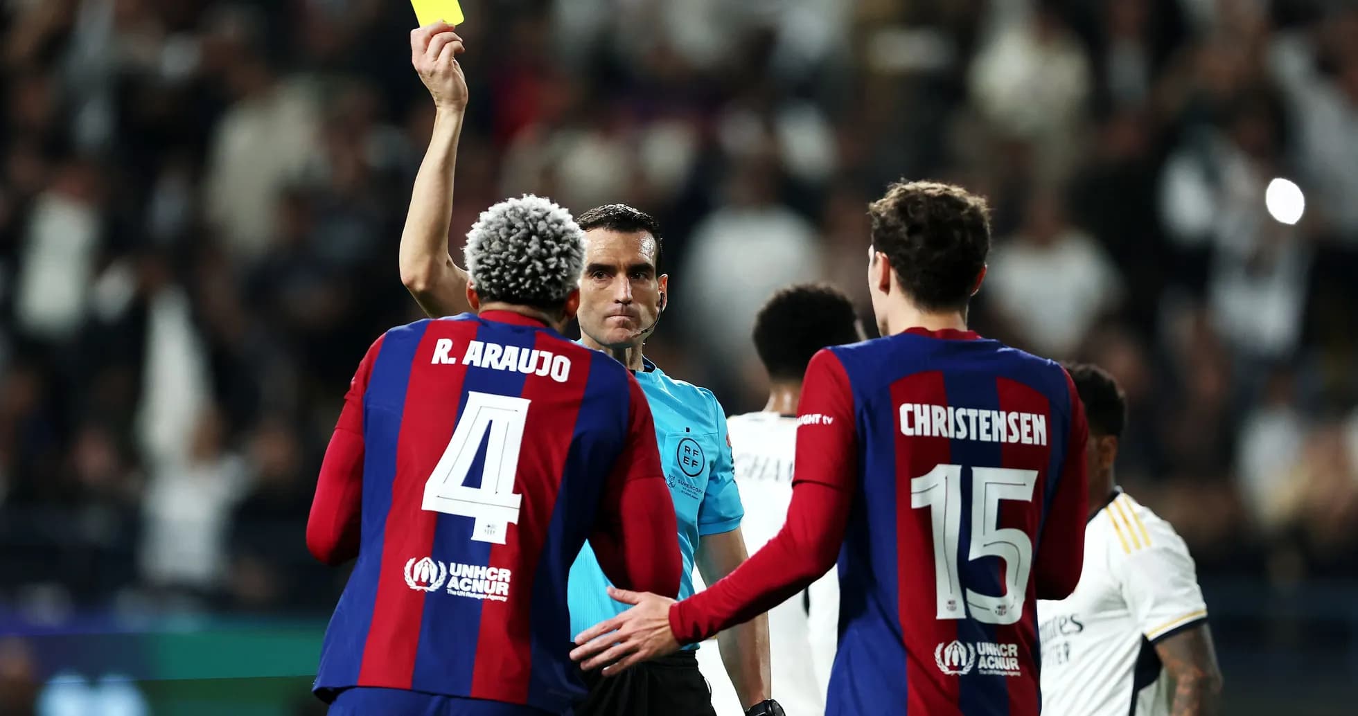 Árbitro mostrando tarjeta amarilla a jugador de Barça Árbitro mostrando tarjeta amarilla a jugador de Barça