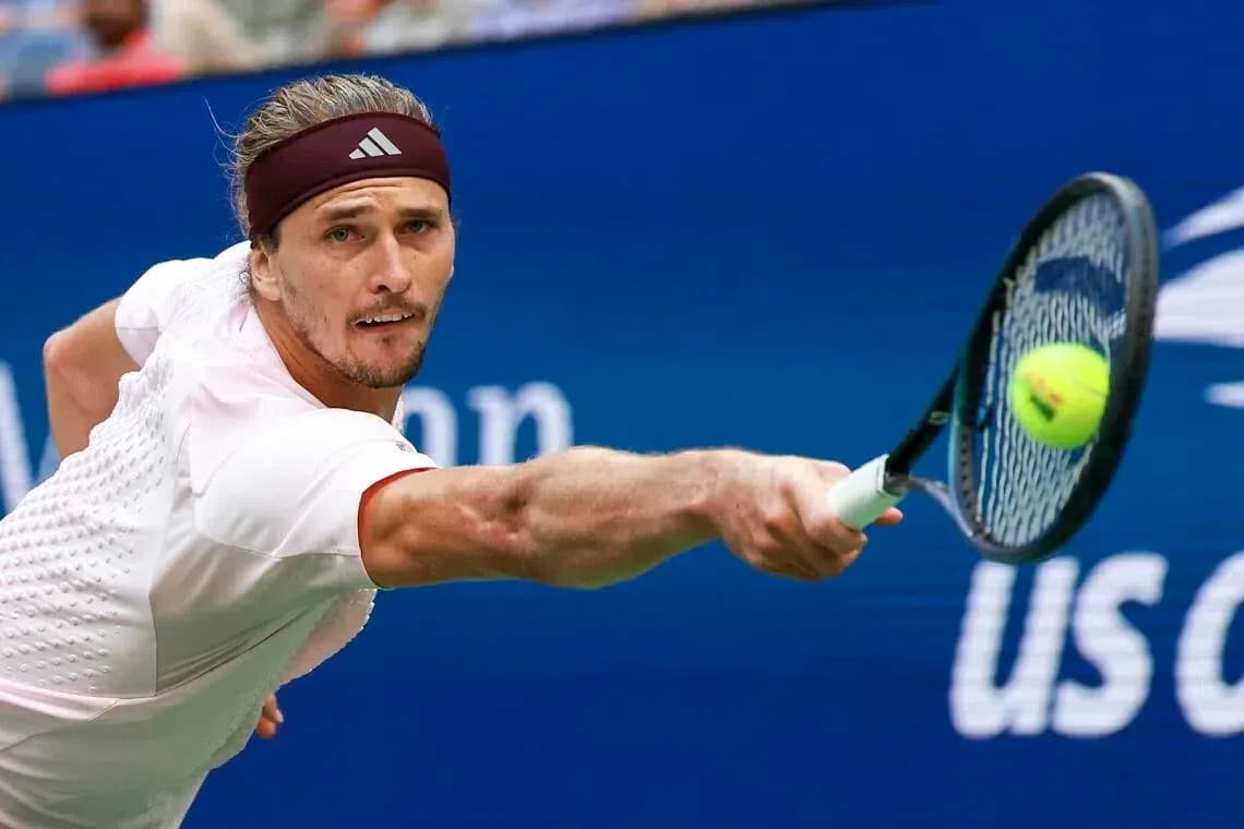 Jugador de tenis golpeando una pelota en un partido Jugador de tenis golpeando una pelota en un partido