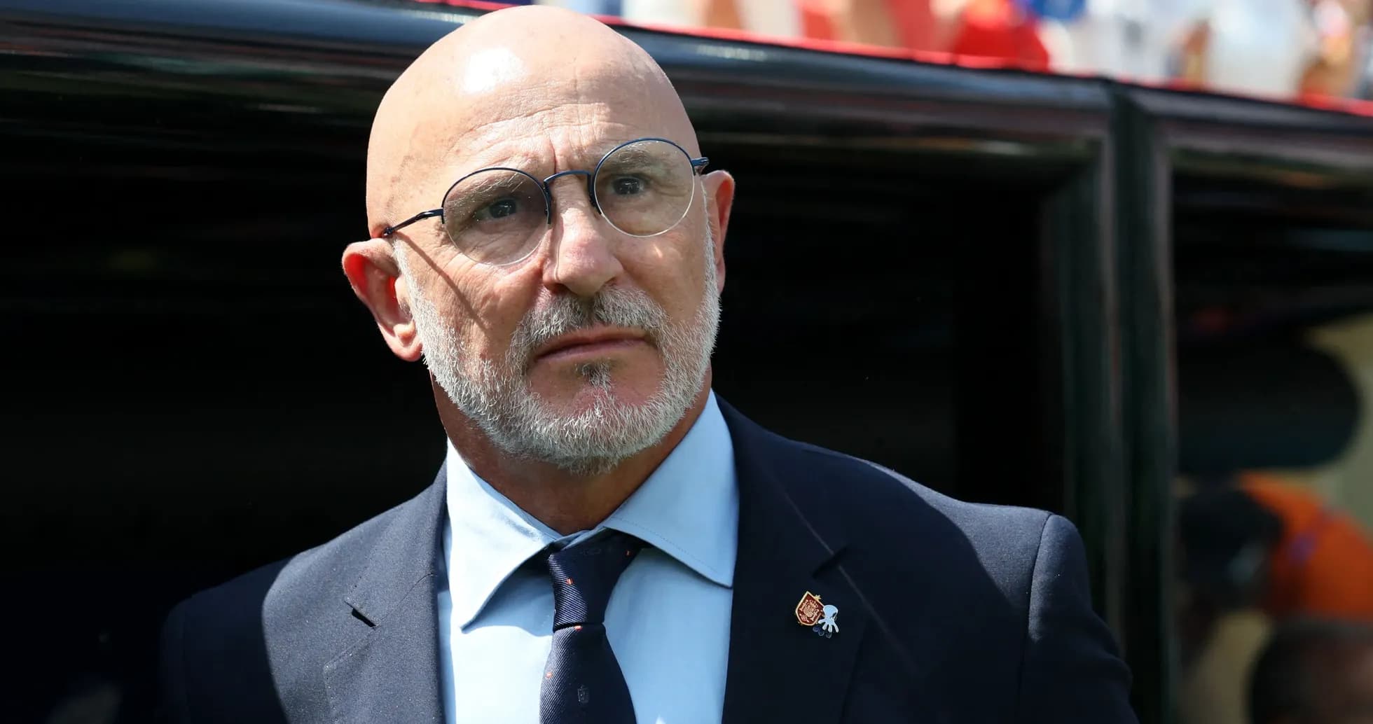 Entrenador mirando hacia el campo antes del partido Entrenador mirando hacia el campo antes del partido