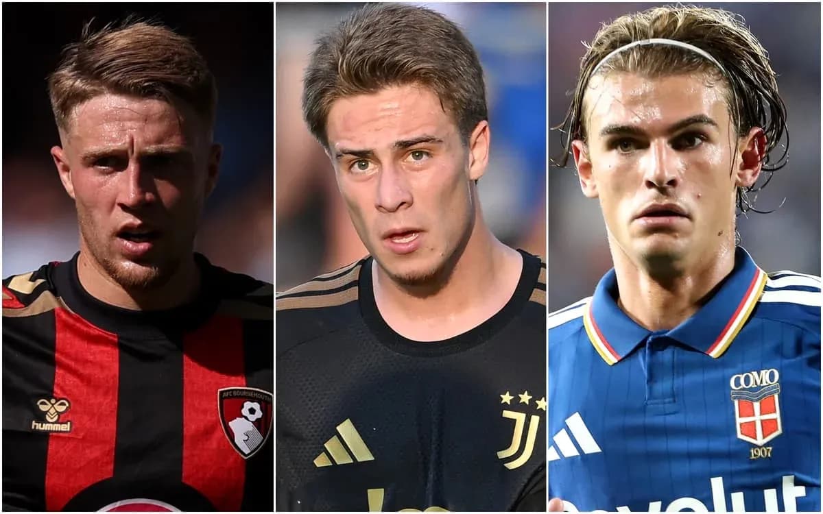 Tres jugadores de fútbol en diferentes camisetas Tres jugadores de fútbol en diferentes camisetas