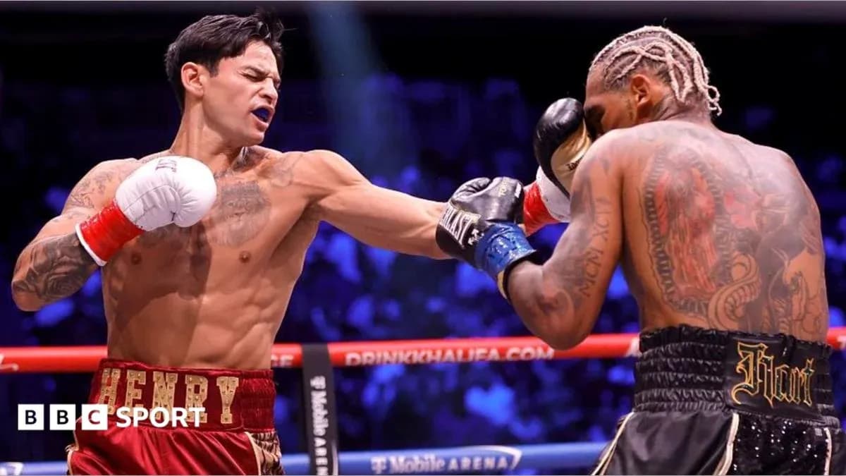 Boxeador lanza un golpe a su oponente en ring Boxeador lanza un golpe a su oponente en ring