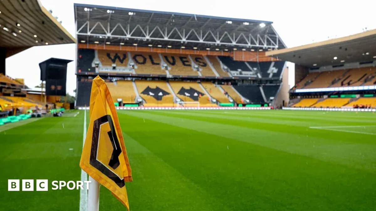 Bandera de esquina en el estadio Molineux de Wolverhampton Bandera de esquina en el estadio Molineux de Wolverhampton