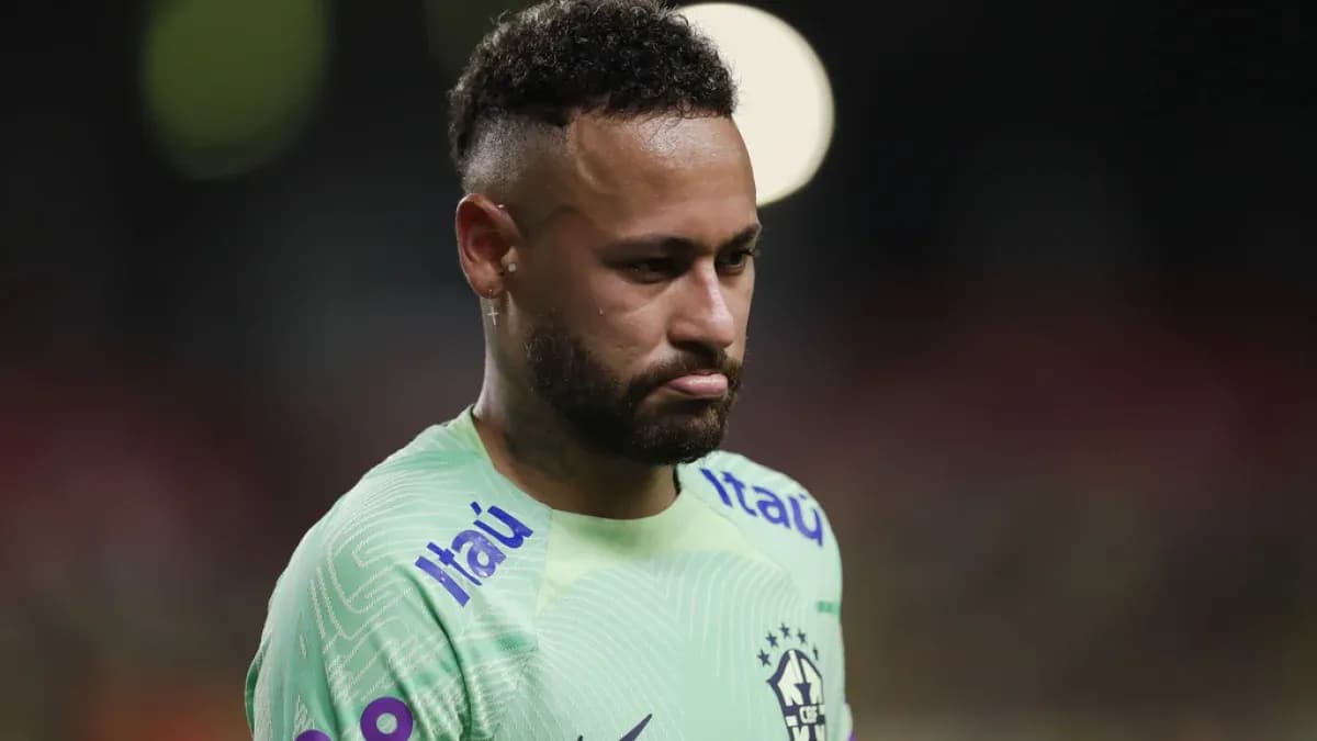 Neymar con camiseta de Brasil, mirando hacia abajo Neymar con camiseta de Brasil, mirando hacia abajo