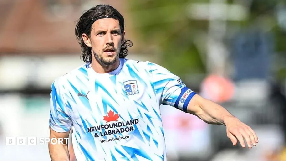 Jugador con camiseta blanca y azul durante el partido Jugador con camiseta blanca y azul durante el partido