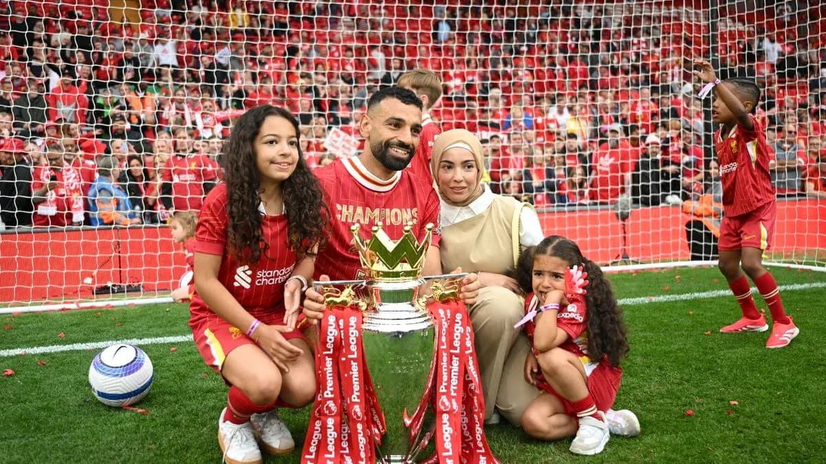 Mohamed Salah celebrando con su familia y trofeo Mohamed Salah celebrando con su familia y trofeo