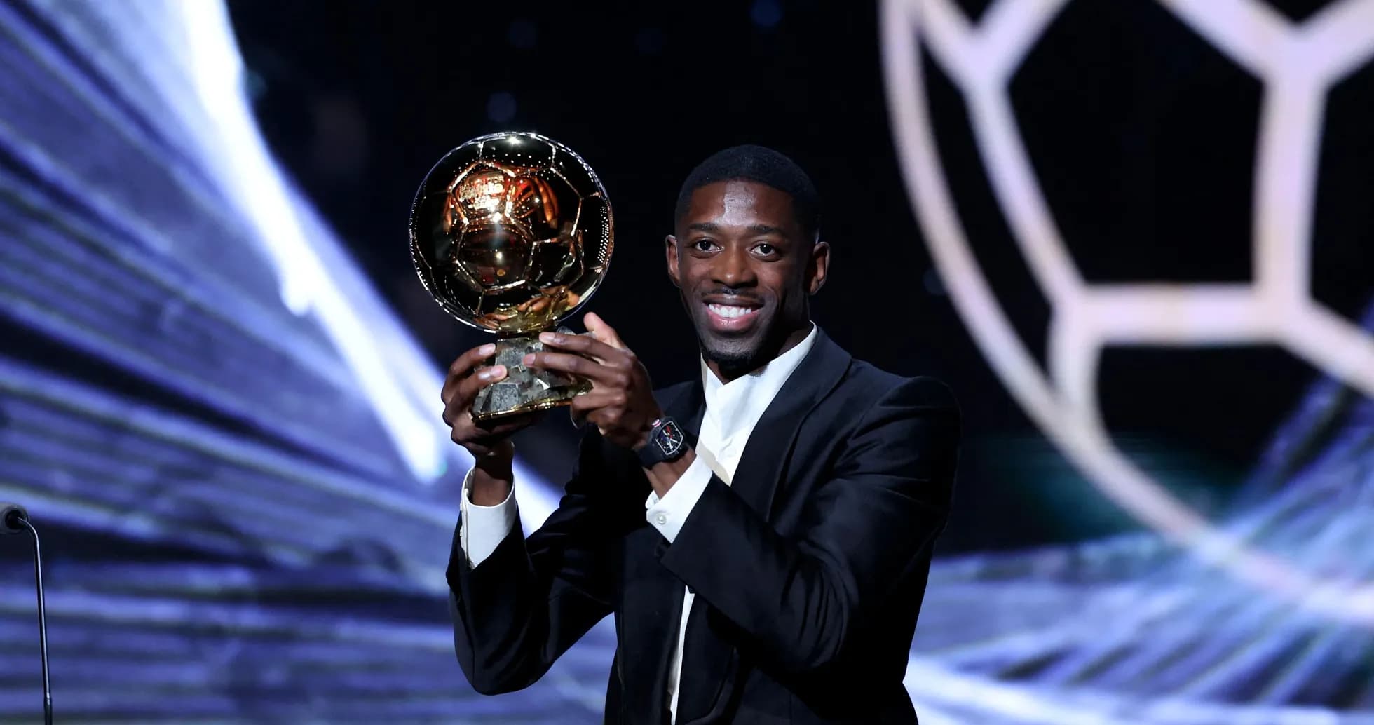 Jugador sosteniendo el Balón de Oro en escenario Jugador sosteniendo el Balón de Oro en escenario