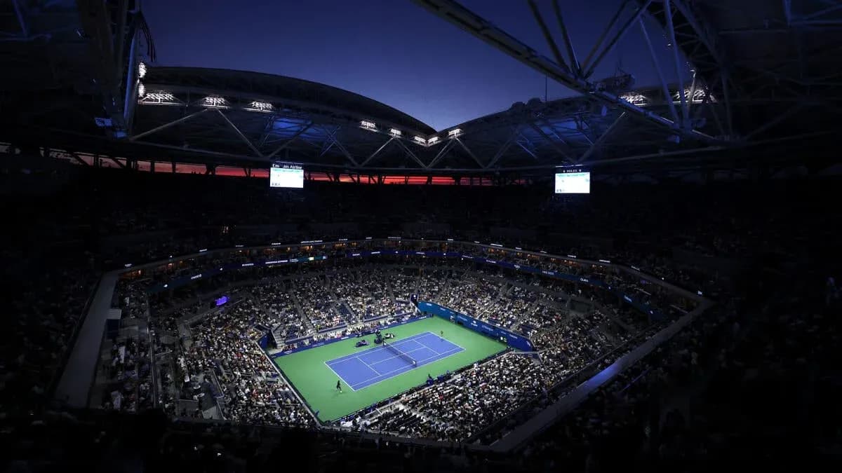 Estadio lleno durante partido de tenis al anochecer Estadio lleno durante partido de tenis al anochecer