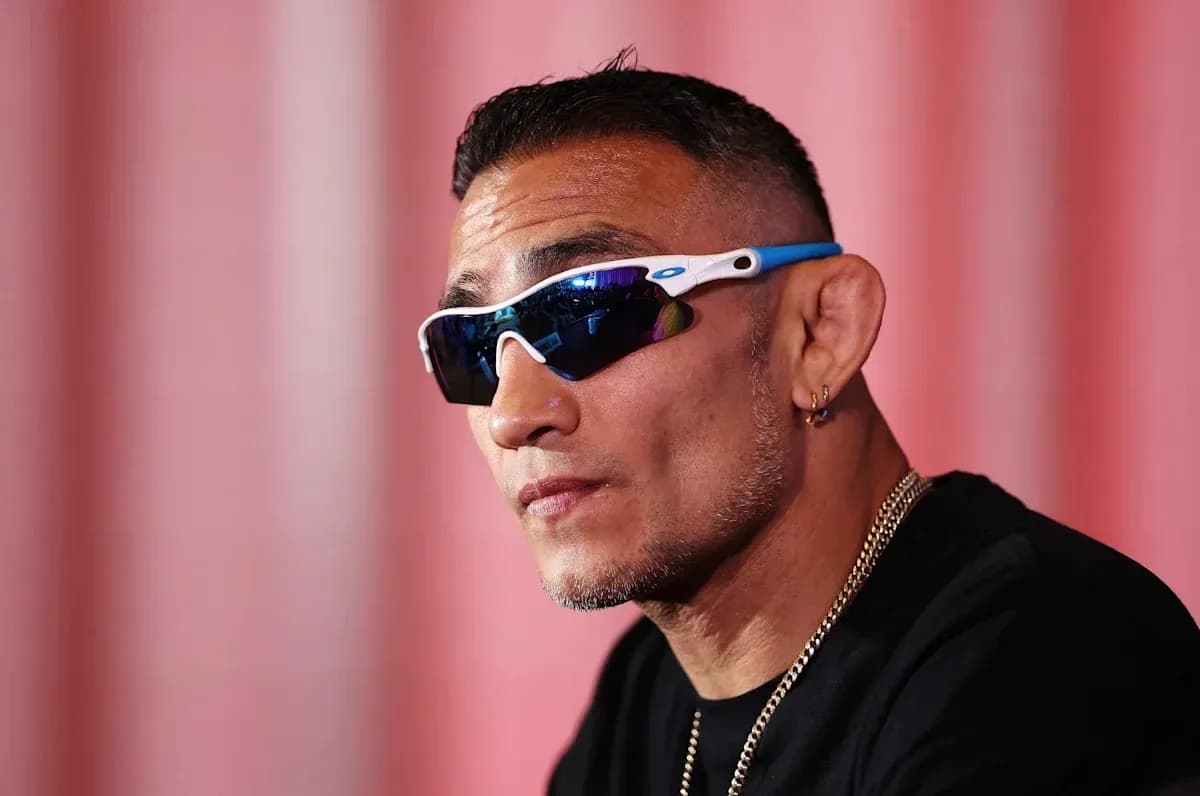 Luchador con gafas de sol en conferencia de prensa Luchador con gafas de sol en conferencia de prensa