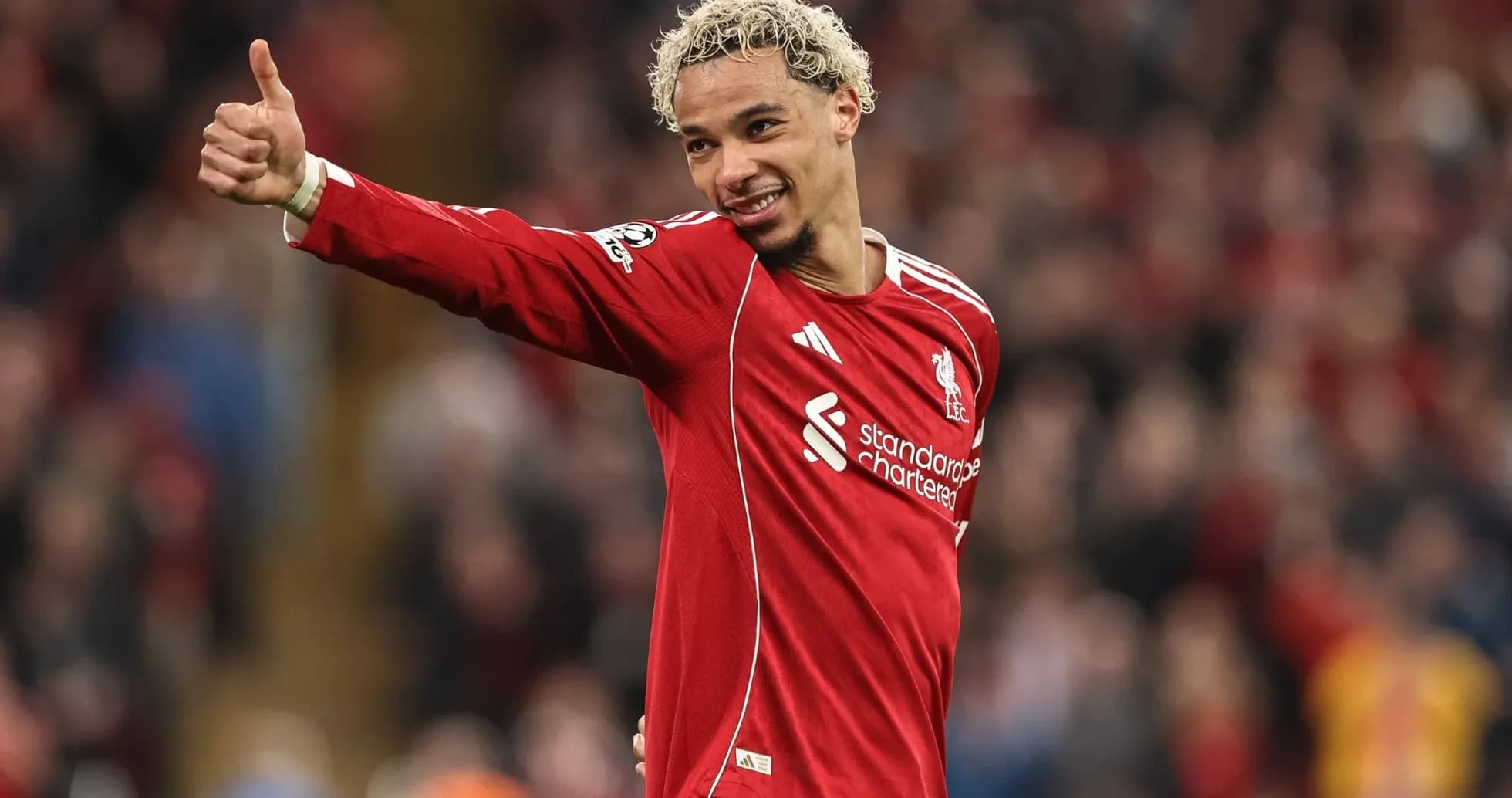 Jugador de Liverpool haciendo un gesto de aprobación Jugador de Liverpool haciendo un gesto de aprobación
