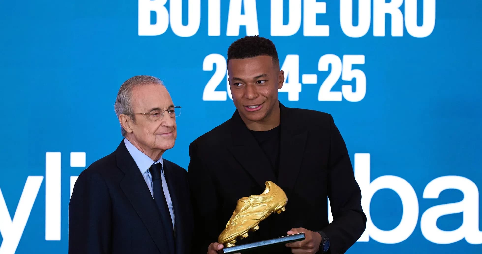 Jugador recibiendo la Bota de Oro en evento Jugador recibiendo la Bota de Oro en evento