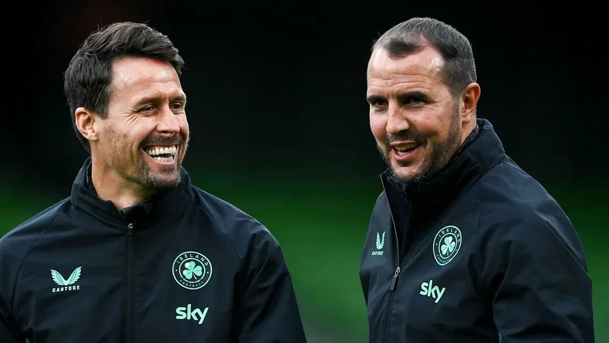 Dos entrenadores conversando en la sesión de entrenamiento Dos entrenadores conversando en la sesión de entrenamiento