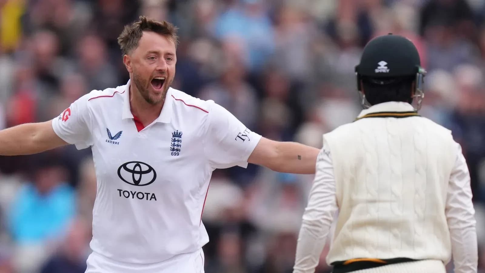 Jugador de cricket celebrando wicket frente a oponente Jugador de cricket celebrando wicket frente a oponente