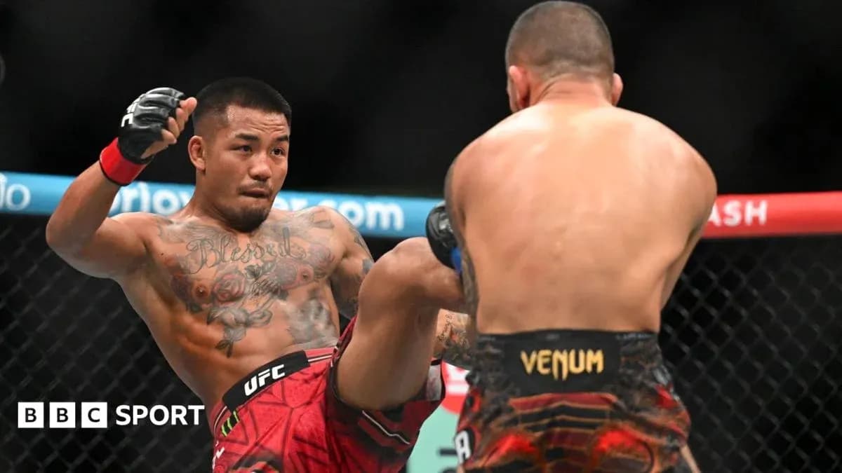 Luchador lanzando una patada durante combate de UFC Luchador lanzando una patada durante combate de UFC