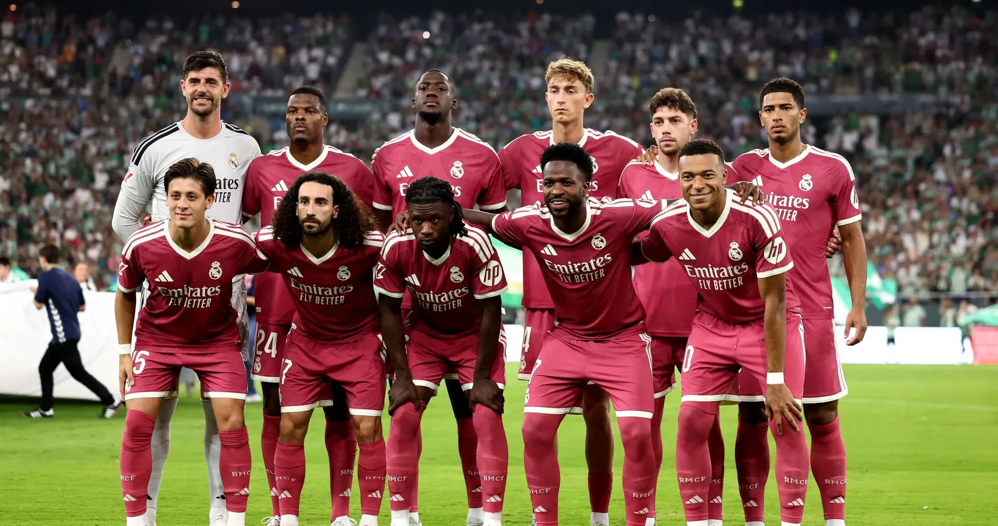 Equipo de Real Madrid posando en el campo Equipo de Real Madrid posando en el campo