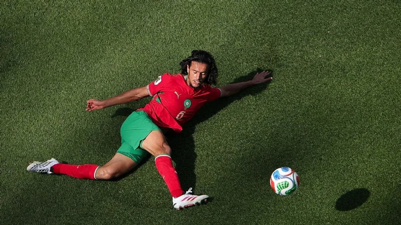 Jugador marroquí en el suelo tras una caída Jugador marroquí en el suelo tras una caída