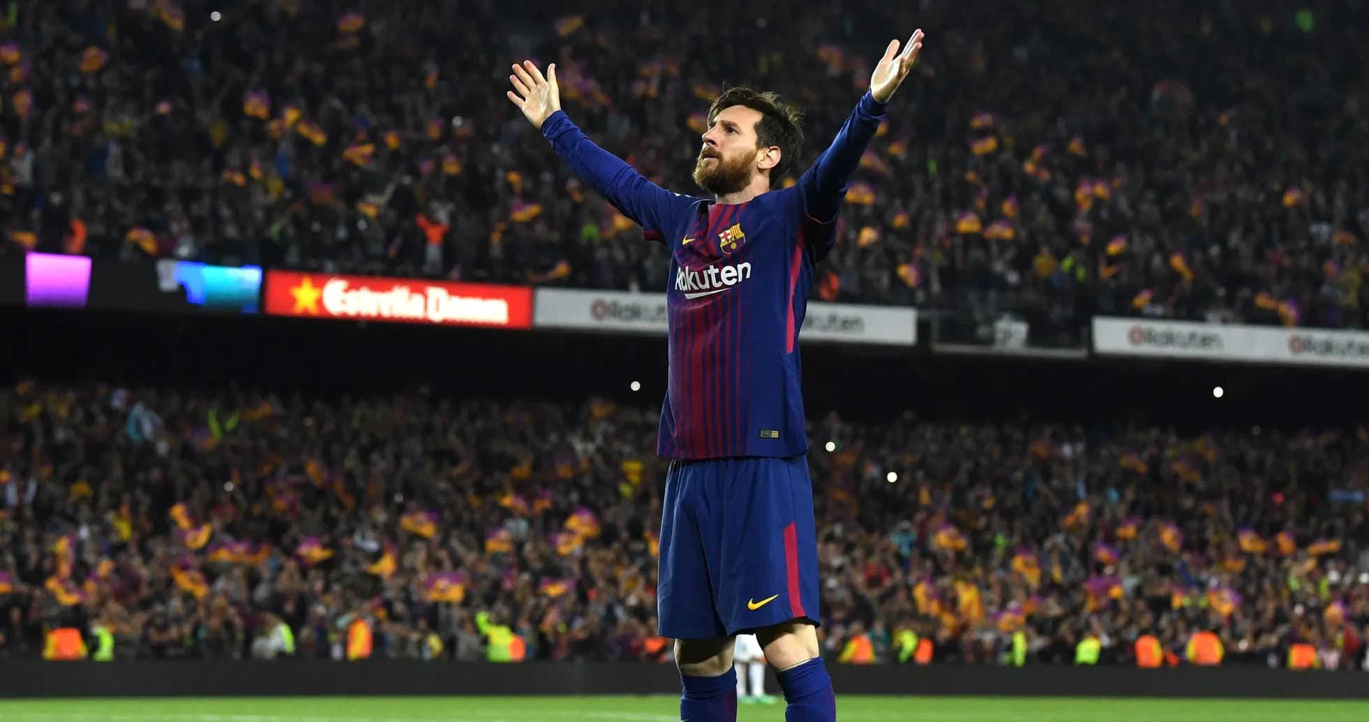 Jugador de Barcelona celebrando con los brazos levantados Jugador de Barcelona celebrando con los brazos levantados