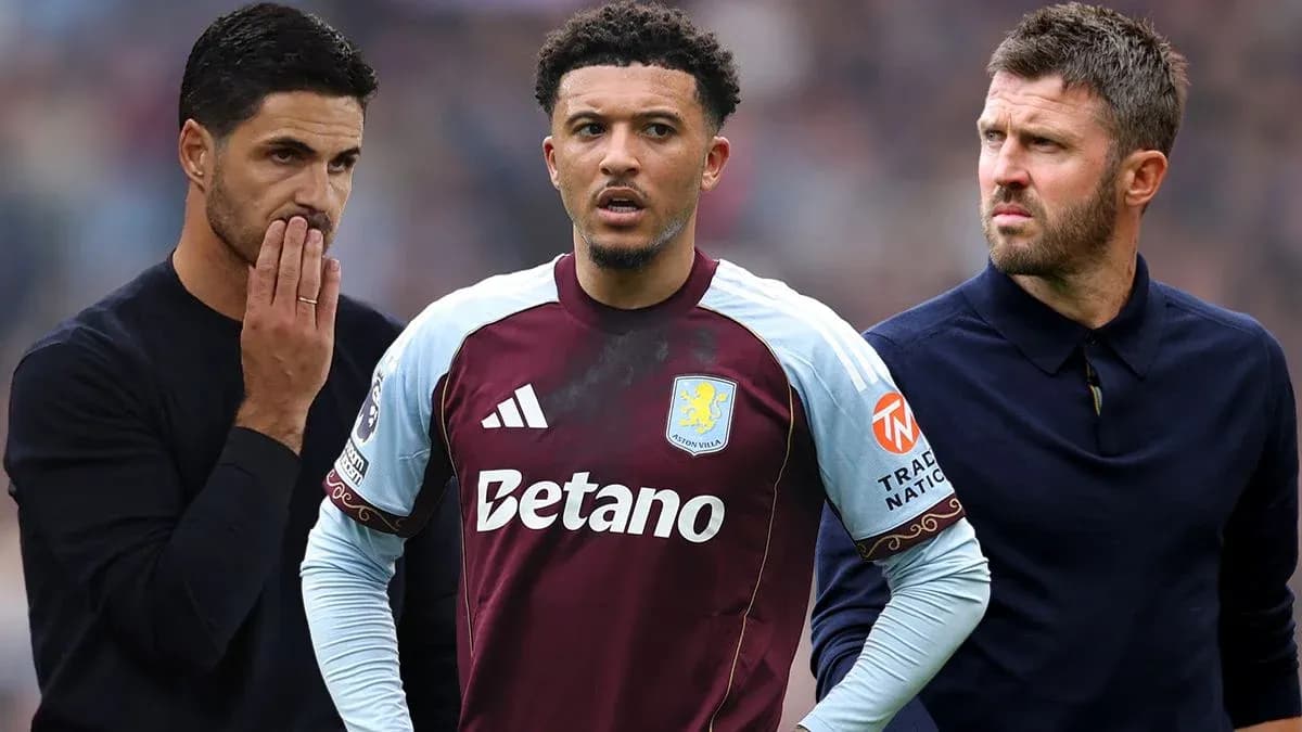 Tres hombres, uno en uniforme de Aston Villa Tres hombres, uno en uniforme de Aston Villa