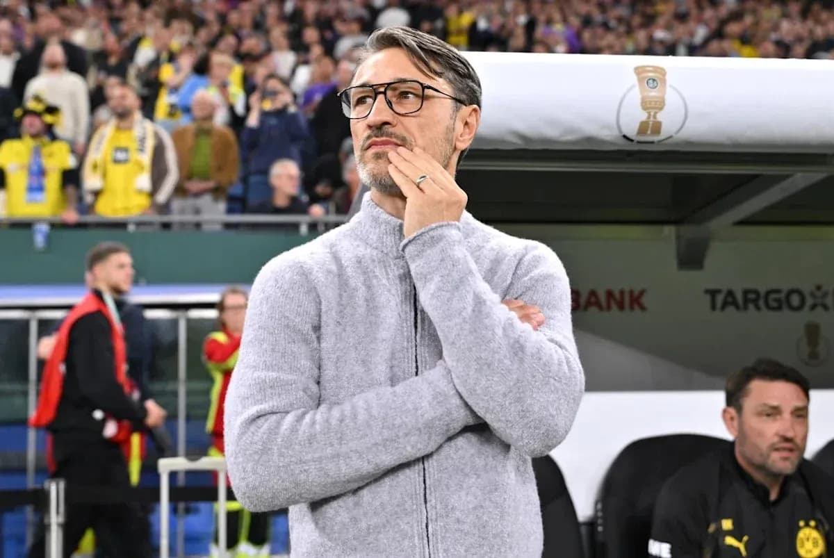 Entrenador en el banquillo durante el partido Entrenador en el banquillo durante el partido