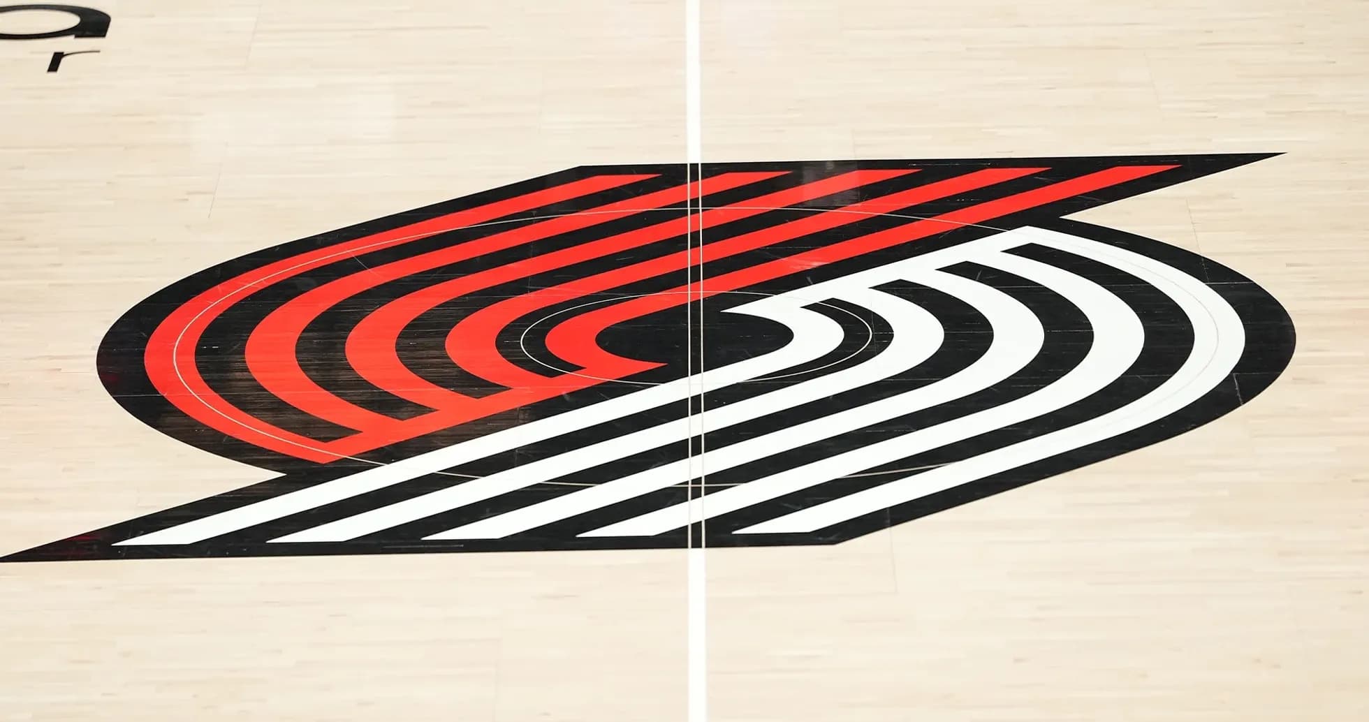 Logo de los Portland Trail Blazers en la cancha Logo de los Portland Trail Blazers en la cancha