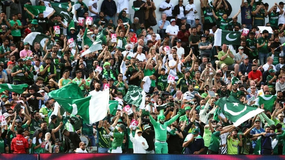 Aficionados de Pakistán animando en el estadio Aficionados de Pakistán animando en el estadio