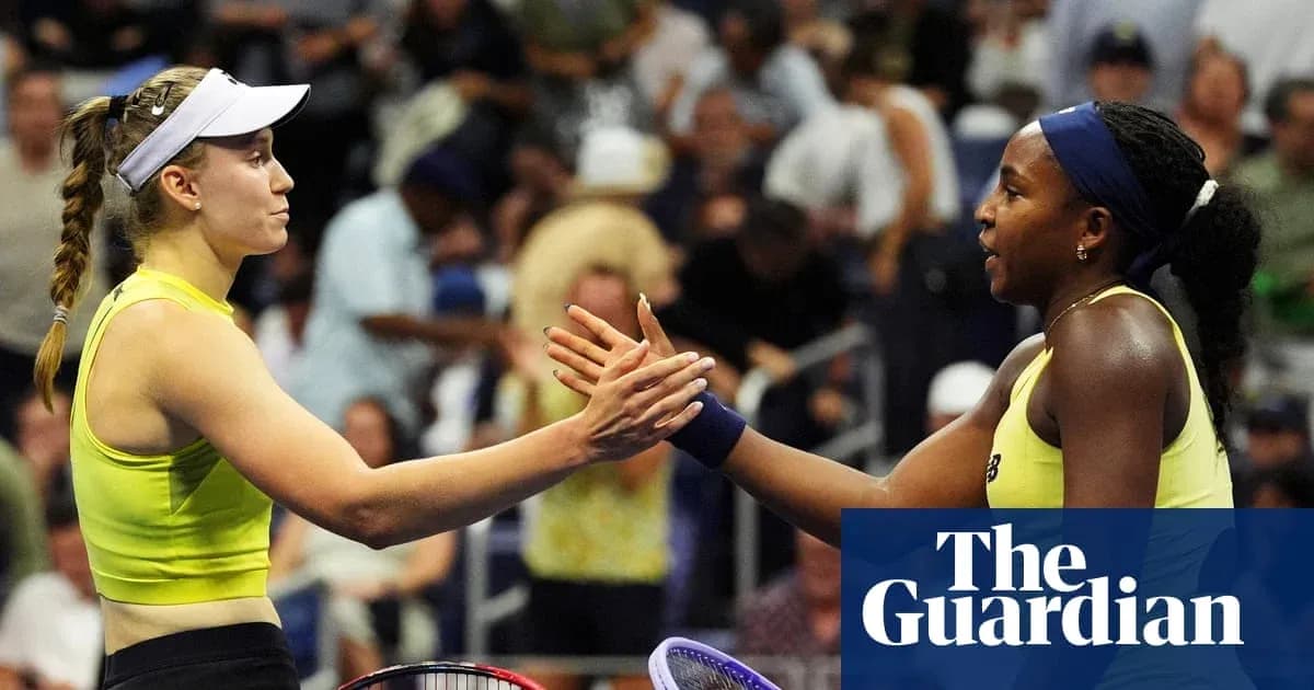 Jugadoras de tenis saludándose en el torneo Jugadoras de tenis saludándose en el torneo