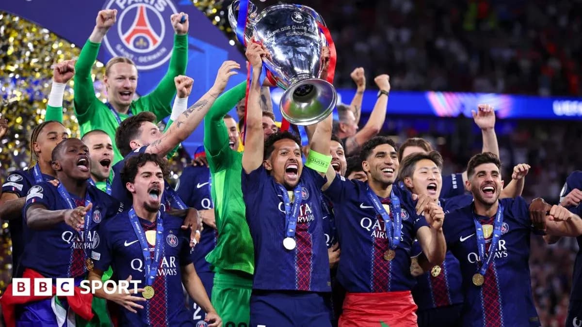 Jugadores de PSG celebrando con la Copa de Champions Jugadores de PSG celebrando con la Copa de Champions