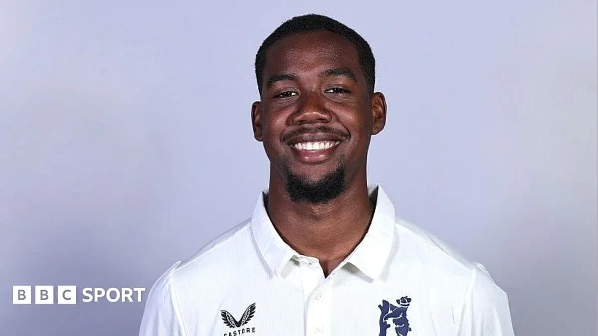 Jugador sonriendo en camiseta blanca con logo Jugador sonriendo en camiseta blanca con logo