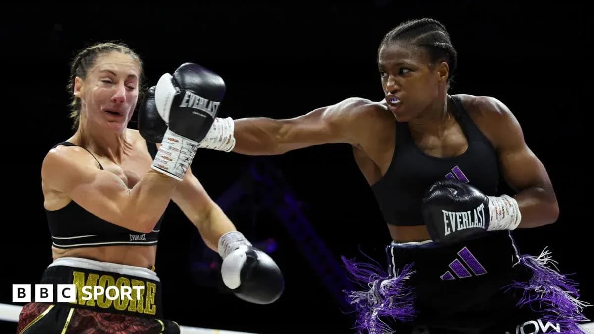 Boxeadoras compitiendo en un combate de boxeo Boxeadoras compitiendo en un combate de boxeo
