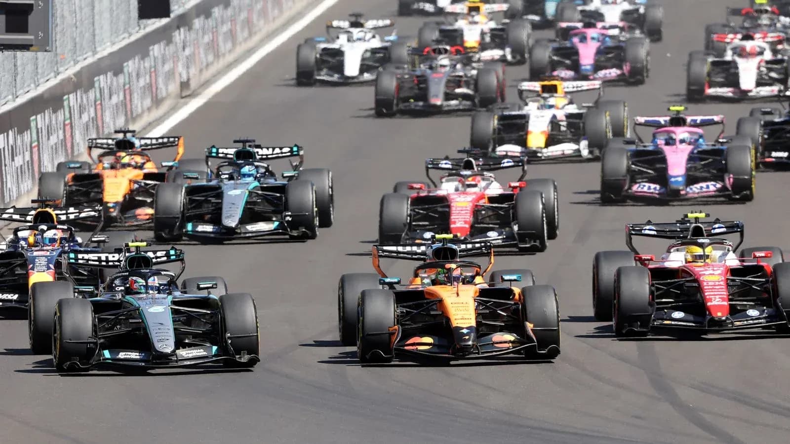 Varios coches de Fórmula 1 compitiendo en carrera Varios coches de Fórmula 1 compitiendo en carrera