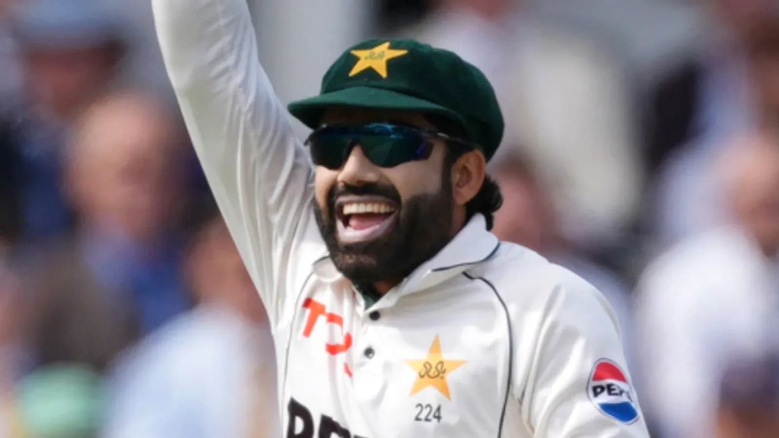 Jugador de cricket de Pakistán celebrando una decisión Jugador de cricket de Pakistán celebrando una decisión