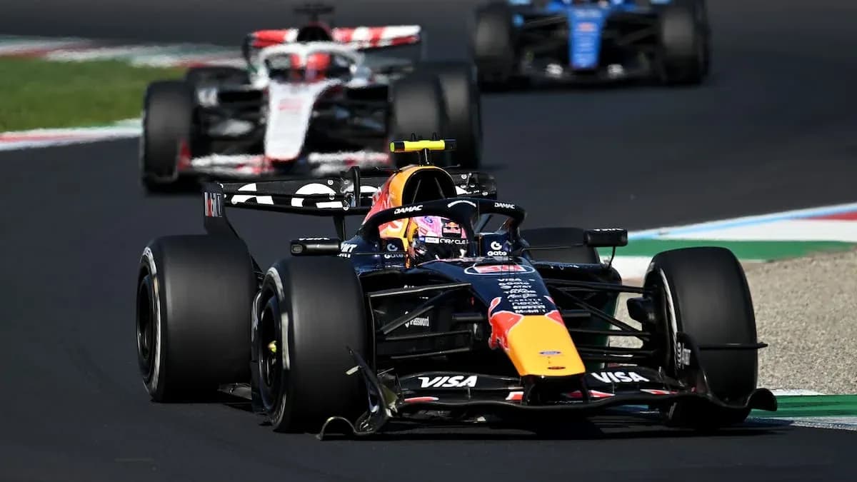 Coche de Fórmula 1 de Red Bull en carrera Coche de Fórmula 1 de Red Bull en carrera