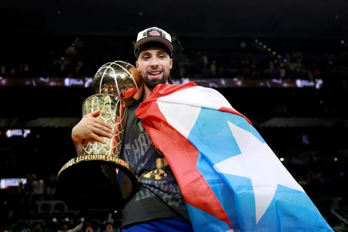 Jugador sosteniendo trofeo con bandera puertorriqueña Jugador sosteniendo trofeo con bandera puertorriqueña