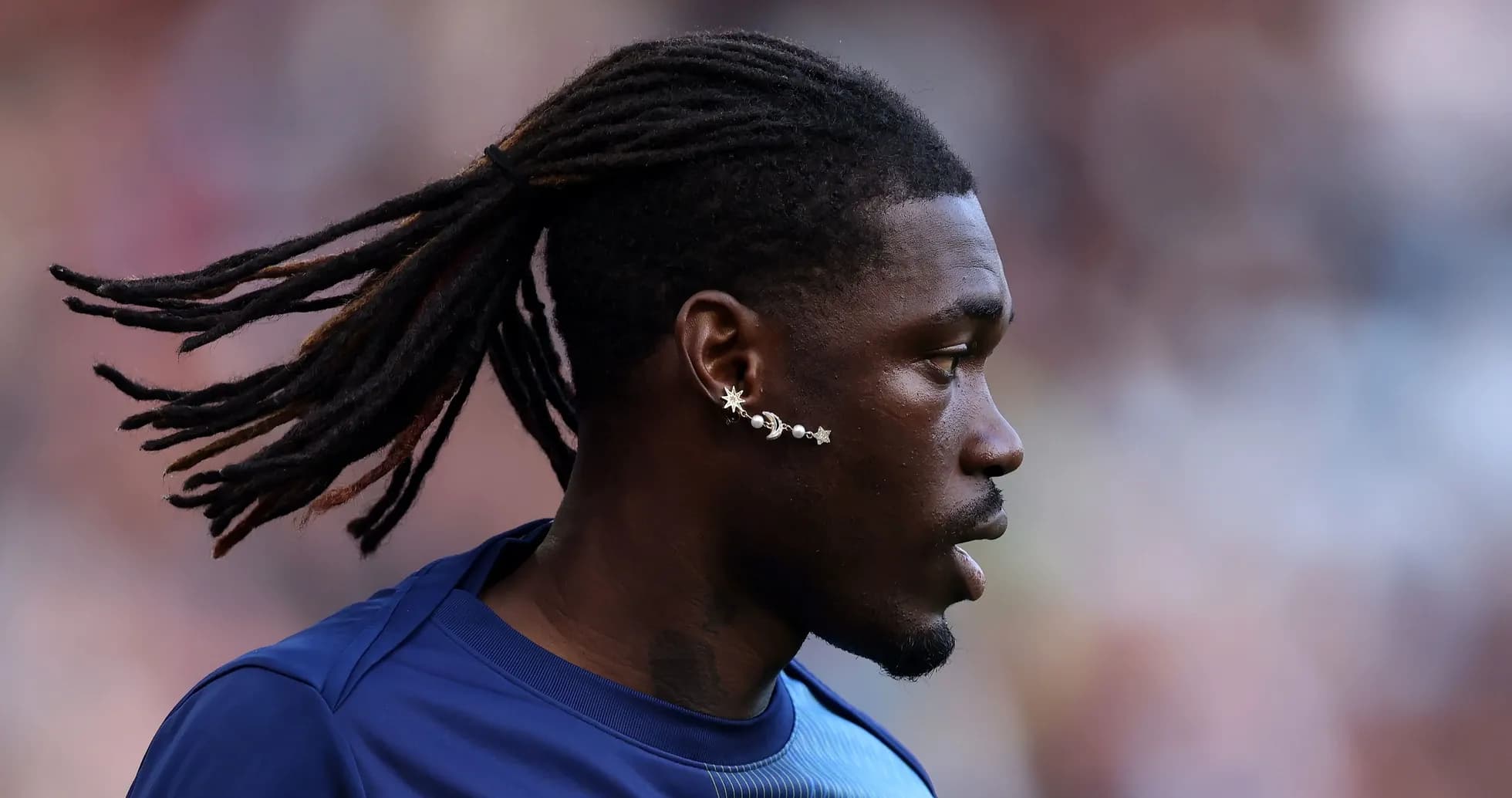 Jugador con trenzas y pendiente en el oído Jugador con trenzas y pendiente en el oído