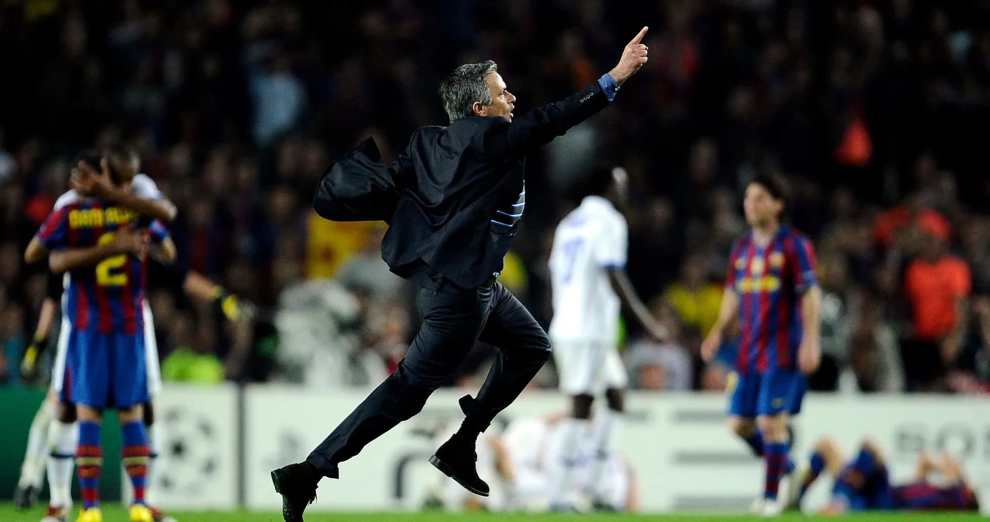 Entrenador celebrando en el campo tras el partido Entrenador celebrando en el campo tras el partido