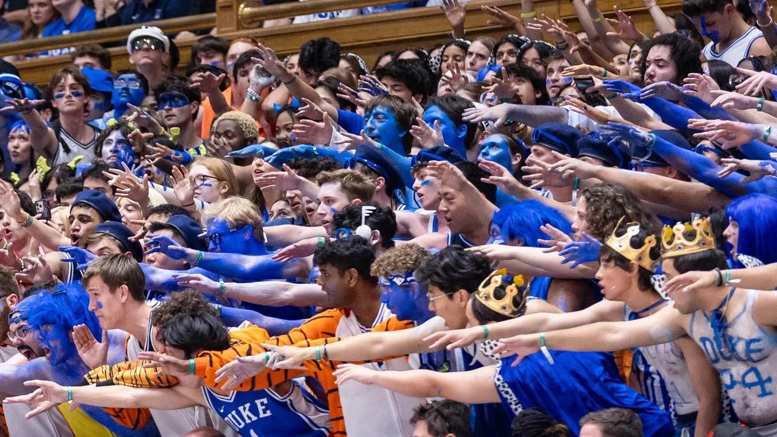 Aficionados animando con caras y cuerpos pintados de azul Aficionados animando con caras y cuerpos pintados de azul