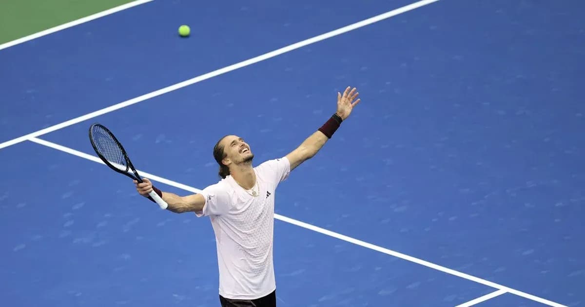 Jugador celebrando en la cancha de tenis Jugador celebrando en la cancha de tenis