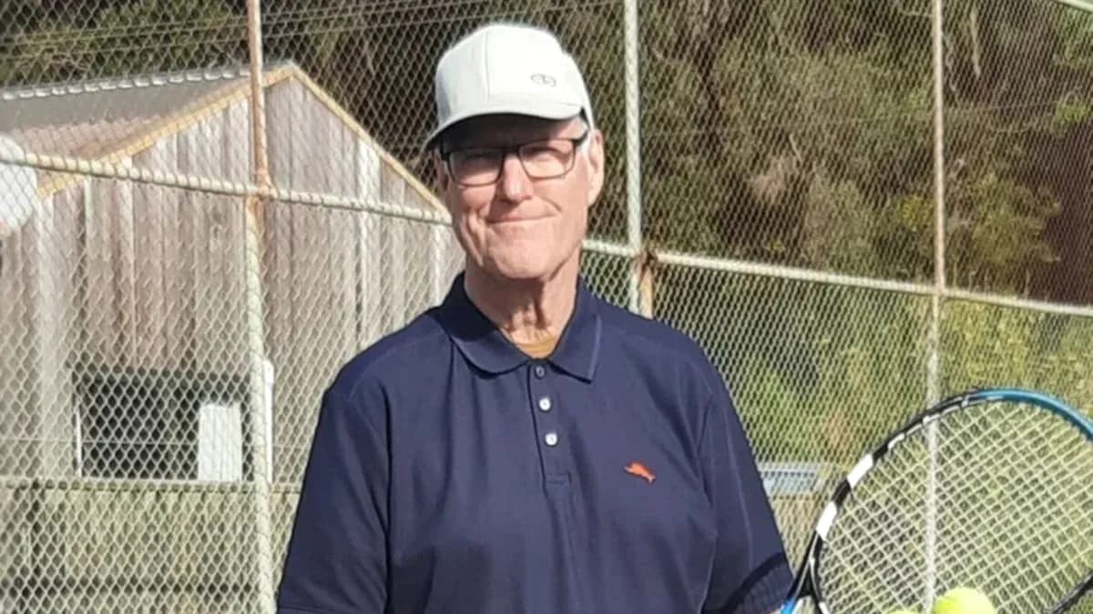 Hombre sosteniendo una raqueta de tenis en la cancha Hombre sosteniendo una raqueta de tenis en la cancha