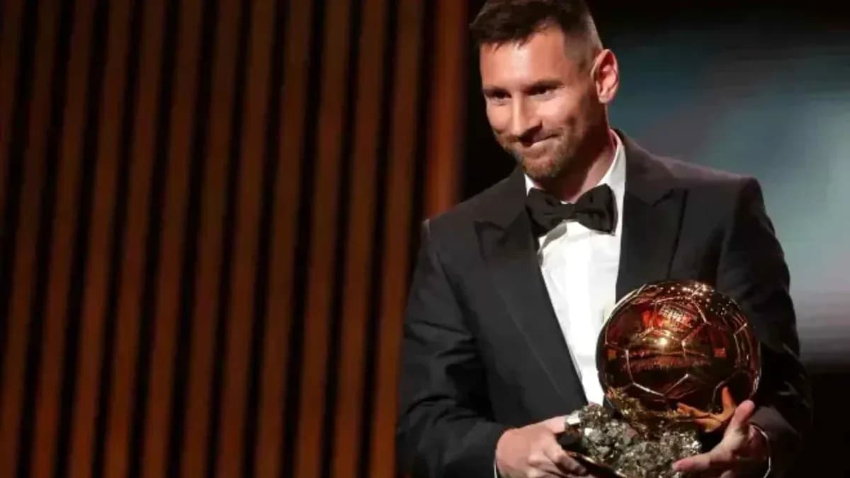 Jugador sosteniendo el Balón de Oro en ceremonia Jugador sosteniendo el Balón de Oro en ceremonia